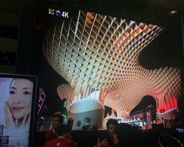 雷凌P3.9租賃屏傾情助陣華為HCC2015云計(jì)算大會(huì)