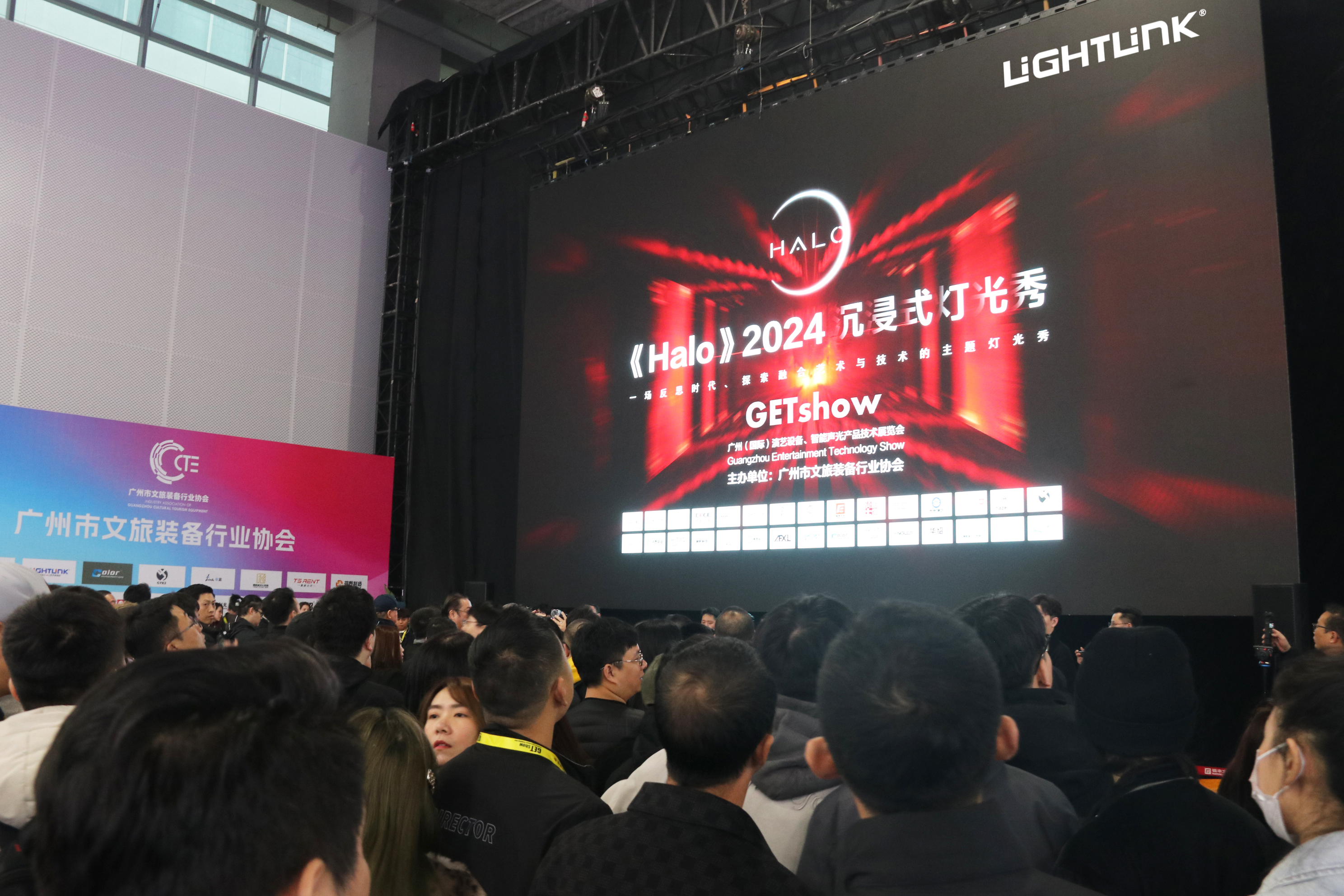 1000平方米雷凌顯示LED租賃屏“燃”爆《Halo》燈光秀現(xiàn)場(chǎng)！